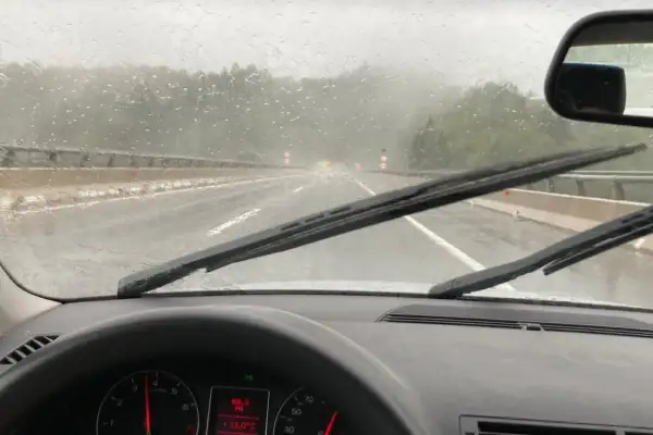 Starke Regenfälle auf der Autobahn. Der scheibenwischer funktioniert nicht, die Sicht ist stark eingeschränkt.