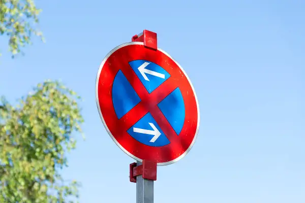 Verkehrszeichen: Kein Parken, Halten oder Warten erlaubt. Pfeile zeigen die Zone an.