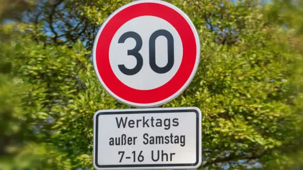 Geschwindigkeitsbegrenzung 30. Was bedeutet werktags parken? Nur von Montag bis Freitag, 7-16 Uhr, ist hier parken erlaubt.