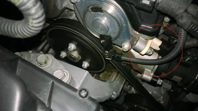 Motorraum: Nockenwellensensor defekt Symptome? Hier ist der Sensor, der Probleme verursachen kann.